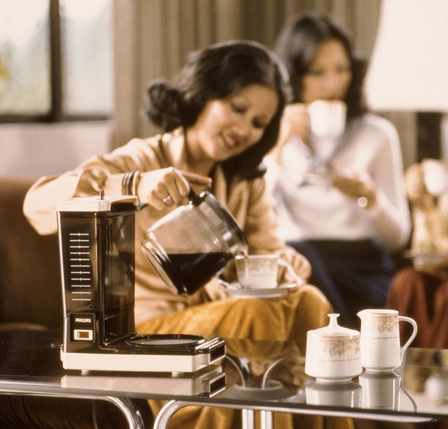 1784185622-koffiezetapparaat-reclame-sfeer-1981.jpg