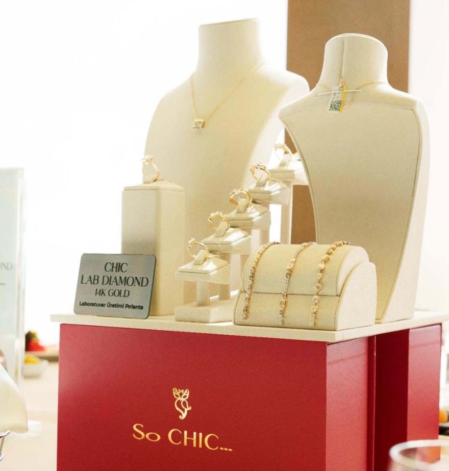 1785329683-so-chic-001.jpeg