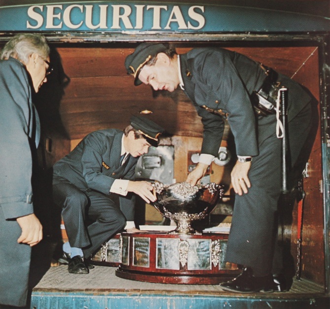 securitas-guarding-the-davis-cup-trophy-in-1975-142816366.jpeg